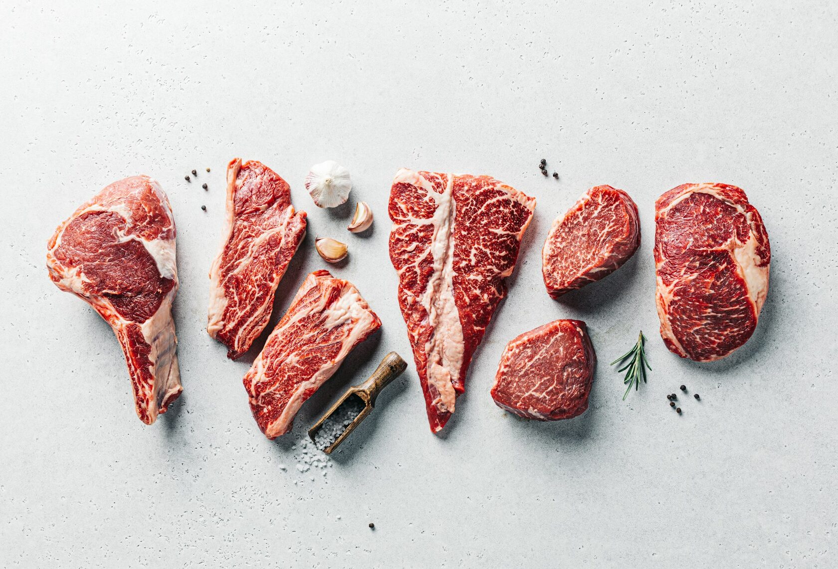 Vitrina do talho com cortes frescos de carne de vaca
